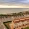 Apartamento con terraza, vistas playa y montaña
