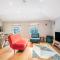 Pass the Keys Spacious Elegant Apartment in Shepard's Bush - Londyn