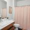 NEW Great Escape 404 2BR Condo Near Downtown and Bay - 特拉弗斯城