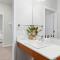 NEW Great Escape 404 2BR Condo Near Downtown and Bay - 特拉弗斯城