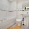 Comfortable stylish Townhouse in Ashford sleeps 5 Netflix 2 Parking spaces Perfect for Contractors and Families