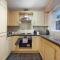 Comfortable stylish Townhouse in Ashford sleeps 5 Netflix 2 Parking spaces Perfect for Contractors and Families