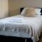 Family & Business Stays In RG2 - Sleeps Up to 12! - 雷丁