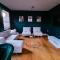 Family & Business Stays In RG2 - Sleeps Up to 12! - 雷丁