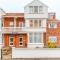 Sullys Cove, stylish apartment near Southwold Pier