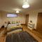 New city flat, 3 x double bed en-suite bedrooms, private kitchen & lounge, free private parking & own workspaces - Exeter