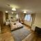 New city flat, 3 x double bed en-suite bedrooms, private kitchen & lounge, free private parking & own workspaces - Exeter