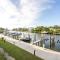 Waterside Retreat: Modern 2BR, Mins to Beach & Apt - 萨拉索塔