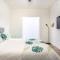 Waterside Retreat: Modern 2BR, Mins to Beach & Apt - 萨拉索塔