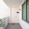 Waterside Retreat: Modern 2BR, Mins to Beach & Apt - 萨拉索塔