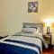 Quiet Cozy 2BR APT Black out Curtains - بيوريا