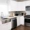 Mid City ranch! Huge backyard/Private pool!