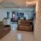 Triplex com piscina em caioba