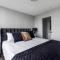 The Skysill - A Sleek Inner city Sanctuary with Pool - Мельбурн