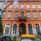 Colorful Cityscape Retreat by NW - بودابست