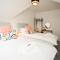 Stylish 2 Bedroom Apt - Parking - 5 Mins walk to Beach
