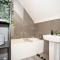 Stylish 2 Bedroom Apt - Parking - 5 Mins walk to Beach