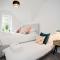 Stylish 2 Bedroom Apt - Parking - 5 Mins walk to Beach