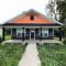 Amazing riverside New Construction home in Middletown