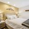 Highridge A3 Ultimate Mountain Getaway 3-Bedroom Retreat with Fireplace, Hot Tub & Pool
