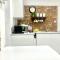 Great Studio near Airport - SUPER HOST 2 YEARS RUNNING!