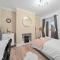 5 Bedroom House with Free Parking, Garden, Super Fast WiFi, Smart TVs with Virgin TV and Netflix by Yoko Property