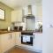 Luxury 1 Bedroom Apartment with Balcony - Central MK - Free Parking, Fast WiFi and Smart TV by Yoko Property - Milton Keynes