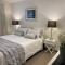 Maison Blue - Chic Garden Apartment - Pet Friendly