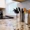 5 KING BEDS, 1Q 1Full P/O NEWLY REMODELED 2800 sq ft