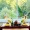West Hill Retreat Edwardian Balcony Ensuite with Room Served Breakfast & Free Offstreet Parking