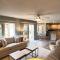 LakePath Beach House - XL hot tub, walk to beach