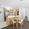 Home away from Home! 2Bed/1Bath/Car/Pool~2kms CBD - Brisbane