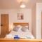 Tolkien View House in Oxford By Beds Away Short Lets & Serviced Accommodation With Outdoor Fireplace & Free Private Parking