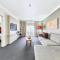 Resort Style City View King Bed Pool Balcony