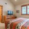 Upscale 4 Bed, 3 Bath at the Woodwinds with Amazing Mountain Views and Golf Course Access and private hot tub and garage sleeps 10 - Маммот-Лейкс