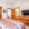 Upscale 4 Bed, 3 Bath at the Woodwinds with Amazing Mountain Views and Golf Course Access and private hot tub and garage sleeps 10 - Маммот-Лейкс