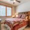 Upscale 4 Bed, 3 Bath at the Woodwinds with Amazing Mountain Views and Golf Course Access and private hot tub and garage sleeps 10 - Маммот-Лейкс