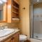 Upscale 4 Bed, 3 Bath at the Woodwinds with Amazing Mountain Views and Golf Course Access and private hot tub and garage sleeps 10 - Маммот-Лейкс
