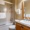 Upscale 4 Bed, 3 Bath at the Woodwinds with Amazing Mountain Views and Golf Course Access and private hot tub and garage sleeps 10 - Маммот-Лейкс