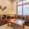 Upscale 4 Bed, 3 Bath at the Woodwinds with Amazing Mountain Views and Golf Course Access and private hot tub and garage sleeps 10 - Маммот-Лейкс