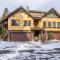Upscale 4 Bed, 3 Bath at the Woodwinds with Amazing Mountain Views and Golf Course Access and private hot tub and garage sleeps 10 - Маммот-Лейкс