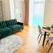 Stylish Apartment Getaway with self check-in and free parking lot - أراد