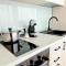 Stylish Apartment Getaway with self check-in and free parking lot - أراد