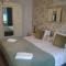 5 bedrooms sleeps 10-12 free wifi & parking garden