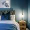 Beautiful Stoke Home Sleeps 10 by PureStay Short Lets - Stoke-on-Trent