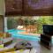 Casa com Piscina, 3 Suites, sala de estar e cozinha completa