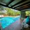 Casa com Piscina, 3 Suites, sala de estar e cozinha completa