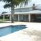 Casa com piscina em condomínio ensolarada!