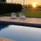 Casa com piscina em condomínio ensolarada!