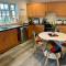 The Gorge Getaway - Deluxe 3-Bedroom Apartment